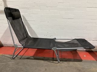 FOLDABLE SUN LOUNGER TO INCLUDE DOG BED PILLOW