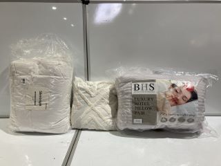 BOX OF ITEMS TO INCLUDE BRITISH HIGH STANDARD PILLOW PAIR