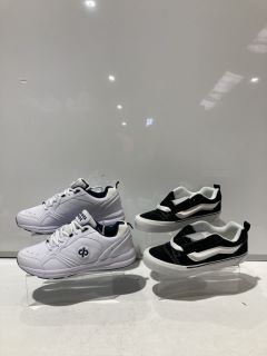 VANS KNU SKOOL TRAINERS IN BLACK/TRUE WHITE SIZE 9.5 TO INCLUDE DRAKES PRIDE BOWLING SHOES SIZE 11