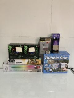 BOX OF ASSORTED ITEMS TO INCLUDE BUBBLE GUN WITH 60 BUBBLE HOLES