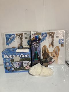 BOX OF ASSORTED ITEMS TO INCLUDE BUBBLE GUN WITH 60 BUBBLE HOLES