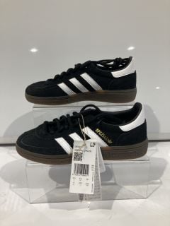 HANDBALL SPEZIAL UK 3.5 BLACK AND GOLD TRAINERS