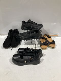 BOX OF SHOES TO INCLUDE BLACK HUSH PUPPIES SIZE 43