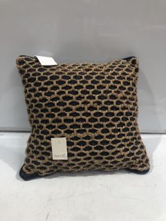 BOX OF ITEMS TO INCLUDE COPPER AND GREY LARGE SQUARE PILLOW