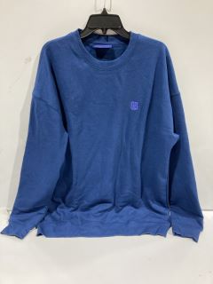 BOX OF CLOTHES TO INCLUDE LARGE BLUE JUMPER