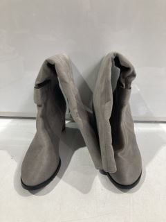 1 X WOMEN KNEE HIGH BOOTS WITH CHUNKY HEEL GREY  RRP £51