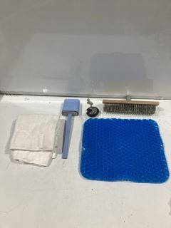 BOX OF ITEMS TO INCLUDE WHITE SMALL TOWEL