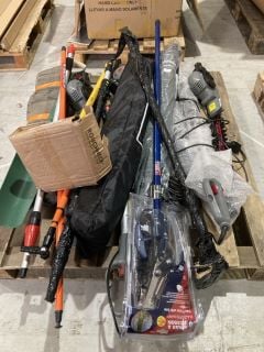 A PALLET OF GARDEN EQUIPMENT TO INCLUDE SPEAR & JACKSON TREE PRUNER WITH SAW (18+ ID REQUIRED)