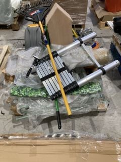 A PALLET OF GARDEN ITEMS TO INCLUDE SPEAR & JACKSON ERGO WIDE PLASTIC RAKE