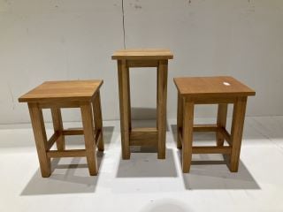 LOT OF HALLOWOOD FURNITURE TO INCLUDE 2 X ASTON OAK SMALL SIDE TABLES TOTAL RRP £124