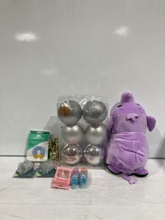 QTY OF ITEMS TO INCLUDE CHRISTMAS BAUBLES AND FLIP A ZOO