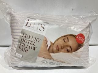 BOX OF 4X STRIPPED PILLOWS