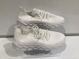 BNWT GIRLS SZ 6 SNR ANKO BRAND WHITE LACE UP TRAINERS + PACK OF NIKE SOCKS