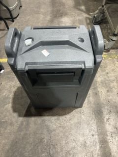 CAMBRO WATER COOLER WITH ACCESS TAP AND SECURING LID