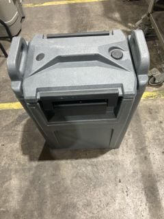 CAMBRO WATER COOLER WITH ACCESS TAP AND SECURING LID