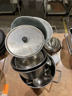 ASSORTED STAINLESS STEEL POTS AND BOWELS & QTY OF STAINLESS STEEL SAUCE BOATS