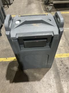 CAMBRO WATER COOLER WITH ACCESS TAP AND SECURING LID