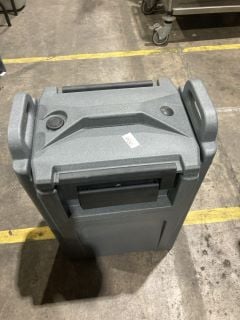 CAMBRO WATER COOLER WITH ACCESS TAP AND SECURING LID