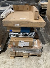 PALLET OF A VARIETY OF FURNITURE OF DIFFERENT SIZES AND MODELS INCLUDING AUXILIARY KITCHEN FURNITURE (MAY BE BROKEN OR INCOMPLETE).