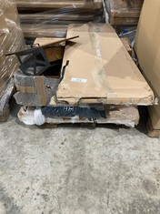 PALLET OF ASSORTED FURNITURE OF DIFFERENT SIZES AND MODELS INCLUDING COFFEE TABLE (MAY BE BROKEN OR INCOMPLETE).