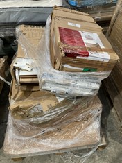 PALLET OF ASSORTED FURNITURE OF DIFFERENT SIZES AND MODELS INCLUDING SIDEBOARD (MAY BE BROKEN OR INCOMPLETE).