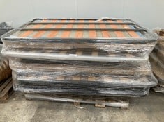 PALLET WITH A VARIETY OF BED BASES AND UPHOLSTERED BASES AND HEADBOARDS INCLUDING AN UPHOLSTERED BASE WITH MEASURES 120X200 (MAY BE BROKEN OR INCOMPLETE).