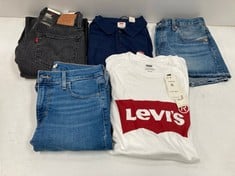 5 X LEVIS GARMENTS VARIOUS SIZES AND MODELS INCLUDING WHITE T-SHIRT SIZE XL - LOCATION 31A.