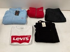 5 X LEVIS GARMENTS VARIOUS SIZES AND MODELS INCLUDING BLUE SHIRT SIZE M - LOCATION 31A.