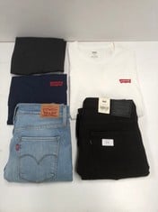 5 X CLOTHING VARIOUS SIZES AND MODELS LEVIS BRAND INCLUDING WHITE T-SHIRT SIZE L - LOCATION 35A.