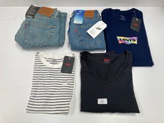 5 X CLOTHING VARIOUS SIZES AND MODELS LEVIS BRAND INCLUDING BLUE T-SHIRT SIZE L - LOCATION 43A.