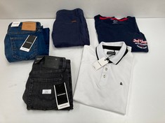 5 X JACK AND JONES CLOTHING VARIOUS SIZES AND STYLES INCLUDING NAVY BLUE T-SHIRT SIZE 4XL - LOCATION 52A.