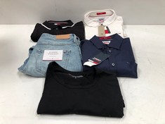 5 X TOMMY HILFIGER CLOTHING VARIOUS SIZES AND MODELS INCLUDING BLUE SHIRT SIZE XS-LOCATION 4A.