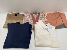 5 X CLOTHES VARIOUS BRANDS AND MODELS INCLUDING WHITE JERSEY BRAND VILA SIZE L - LOCATION 40B.