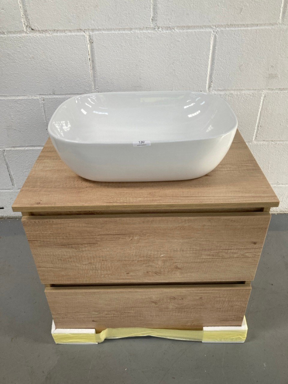 BATHROOM FURNITURE WITH WASHBASIN.