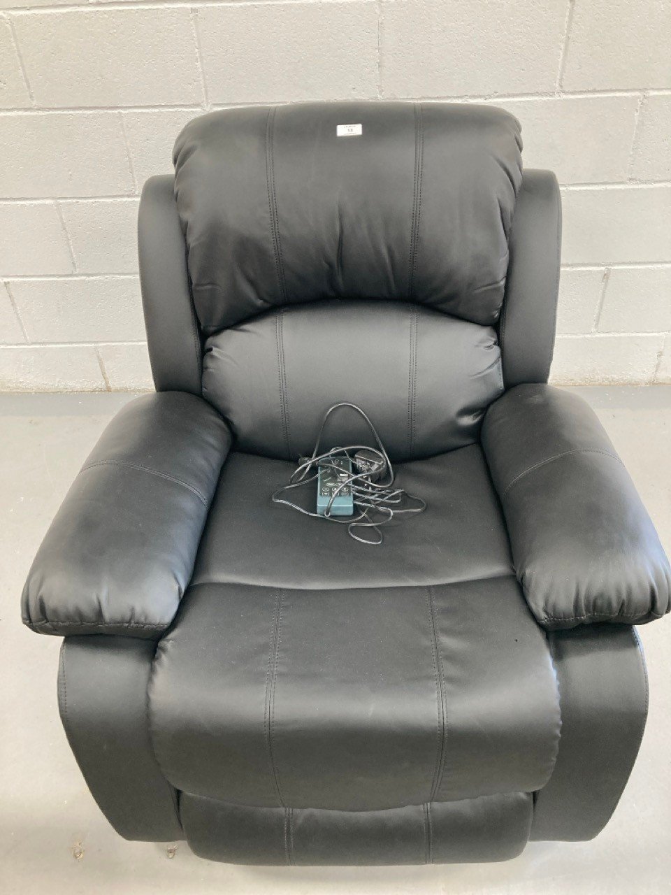 MANUAL RECLINING MASSAGE CHAIR NALUI BLACK COLOUR.