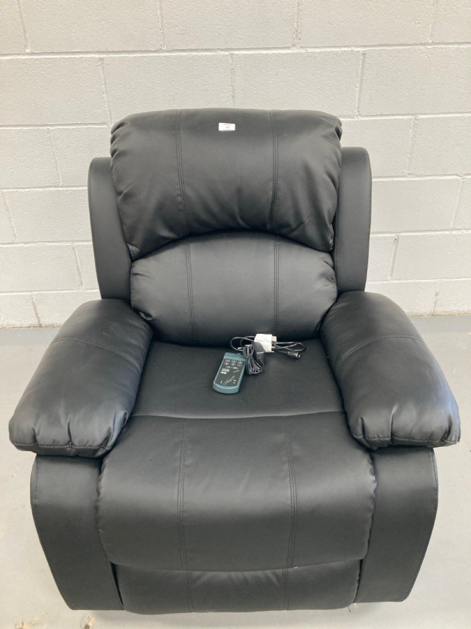 RECLINING MASSAGE CHAIR (DIRTY).