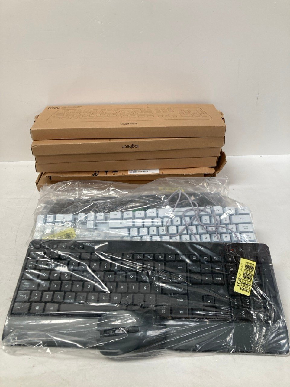 10 X KEYBOARDS OF DIFFERENT BRANDS AND MODELS INCLUDING LOGITECH K120.