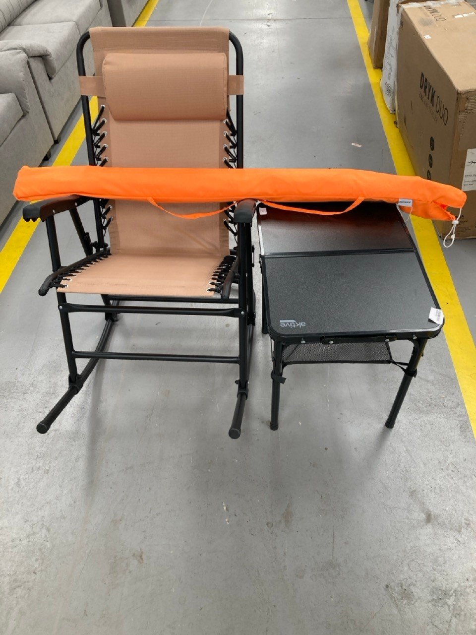 3X CAMPING ITEMS INCLUDING A FOLDING TABLE.