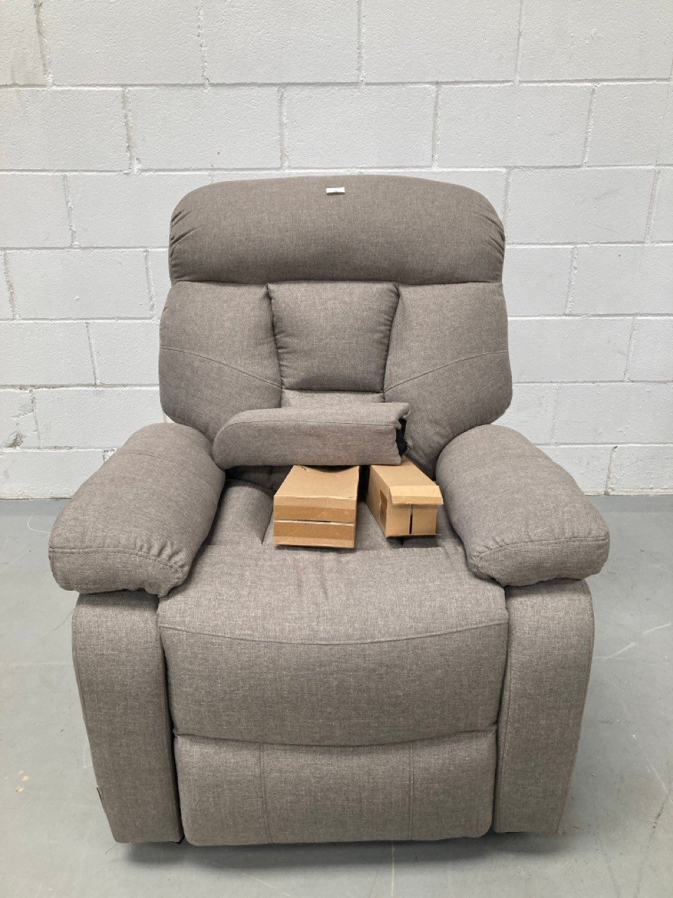 ASTAN HOME RELAX RECLINING MASSAGE AND SELF-HELP CHAIR (ONE ARMREST BROKEN).