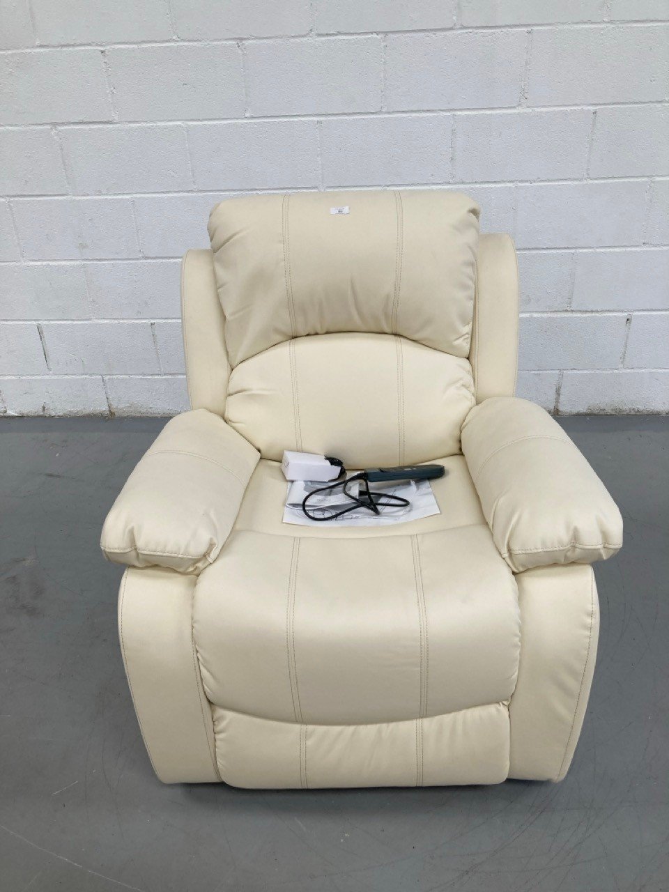 NALUI RECLINING MASSAGE CHAIR CREAM COLOUR (BROKEN).