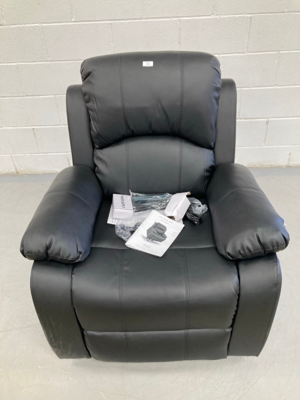 MASSAGE CHAIR RELAX SELF-HELP NALUI BLACK COLOUR (DIRTY AND BROKEN).