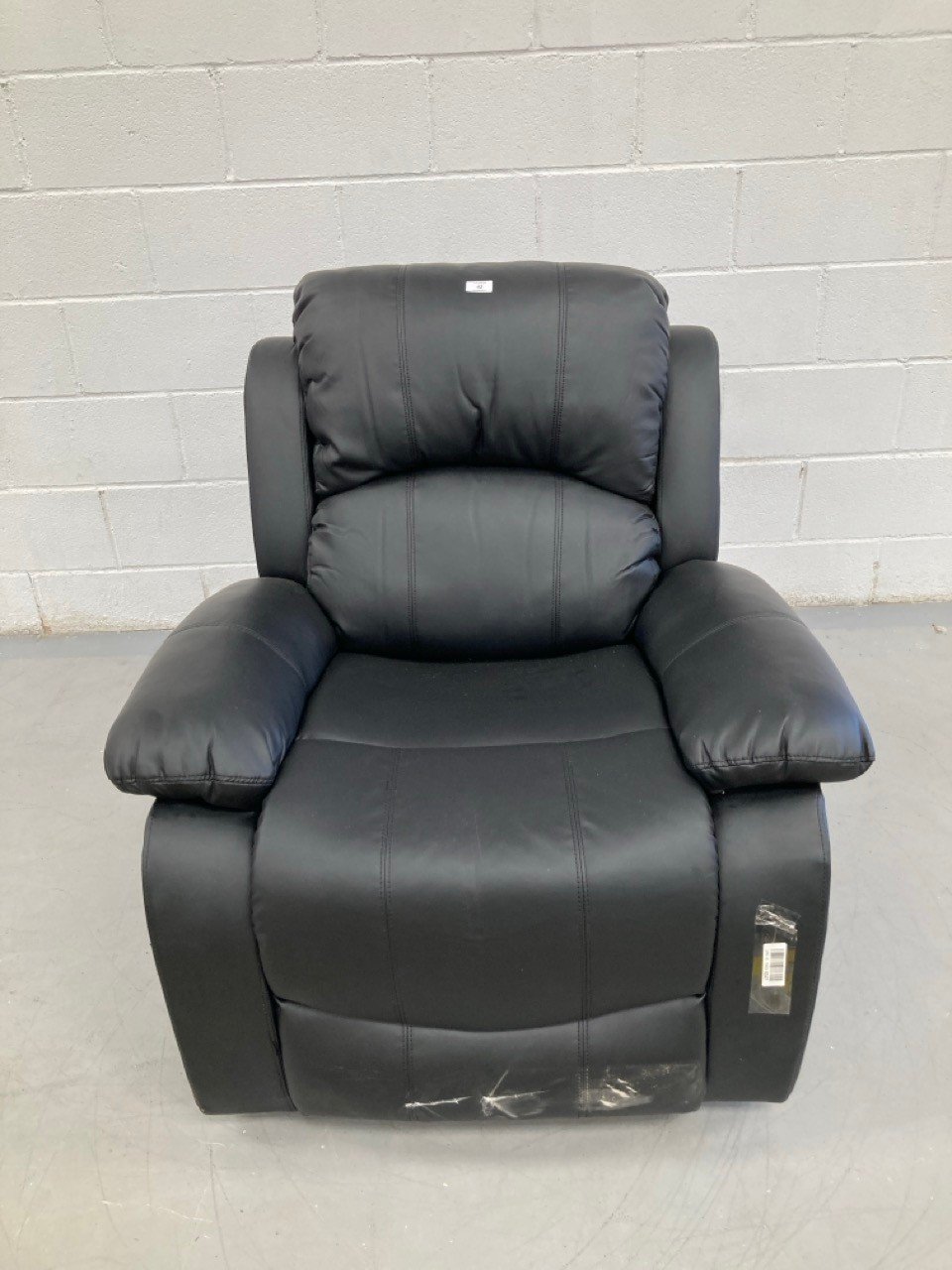 RELAX MASSAGE CHAIR (NO CABLES OR CONTROLS BROKEN AND DIRTY).