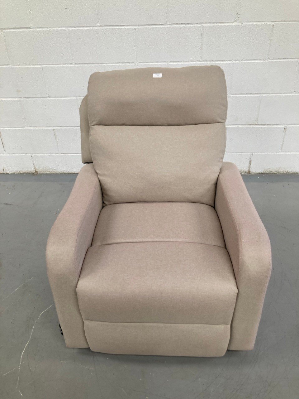 NALUI RECLINER (MISSING ARMREST AND DIRTY).