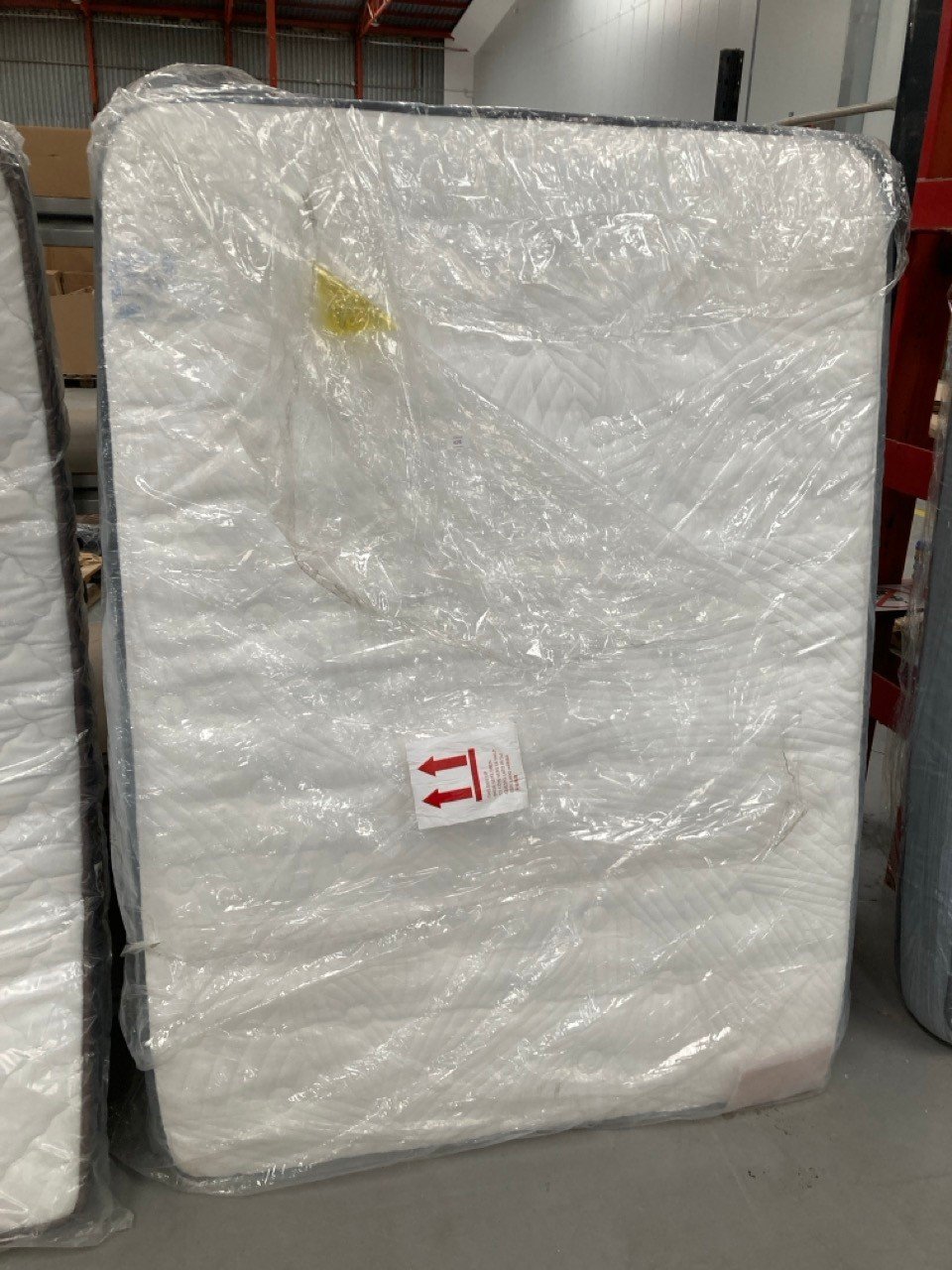 MATTRESS WITH MEASURES 135X180 UNSPECIFIED BRAND.