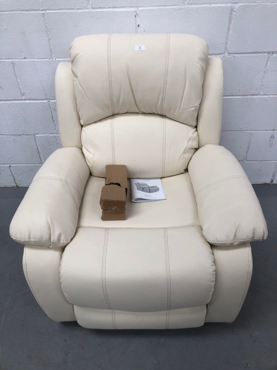 MANUAL MASSAGE CHAIR TREVI NALUI CREAM COLOUR P.V.P 349€ (BROKEN RIGHT SIDE).