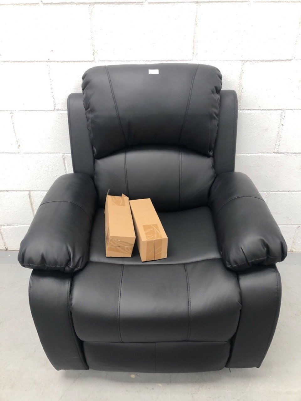 SELF RECLINING MASSAGE CHAIR ASTAN HOME BLACK COLOUR P.V.P 389€.