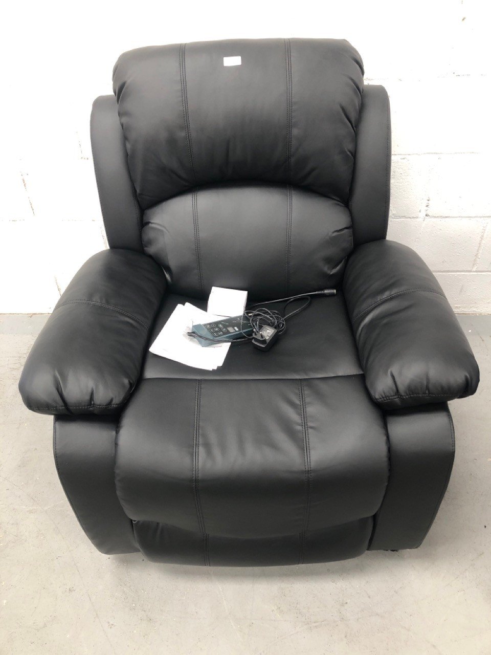 MASSAGE AND HEAT CHAIR WITH SELF RECLINING ASTAN HOME BLACK COLOUR P.V.P 349€.