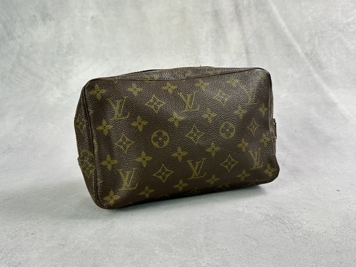 Louis Vuitton Vintage Monogram Wash Bag (Damaged Zip) - 23x14.5x6.5cm (Approx)(VAT ONLY PAYABLE ON BUYERS PREMIUM)