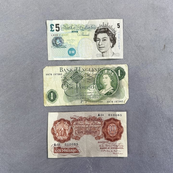 Various English Banknotes Including £5 (VAT ONLY PAYABLE ON BUYERS PREMIUM)