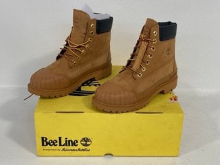 TIMBERLAND X BEE LINE 6” WATERPROOF BOOTS IN WHEAT UK SIZE 7.5 – RRP £220: LOCATION - FRONT BOOTH